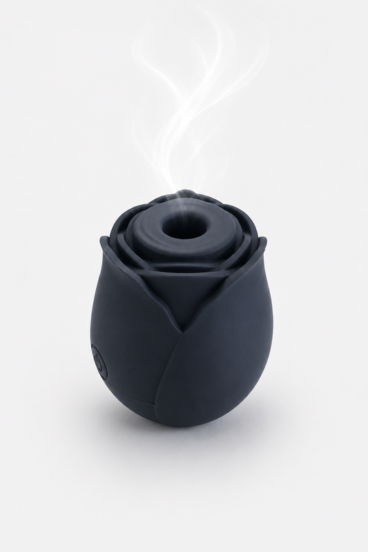 RosePulse Mini – stimulator în formă de trandafir, cu design elegant și compact, conceput pentru stimulare prin sucțiune și vibrații.