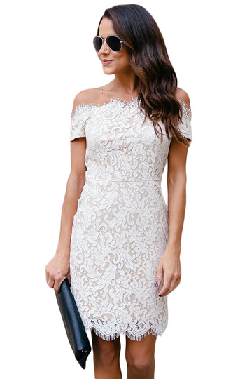 Κοντό φόρεμα, στενή εφαρμογή bodycon, από λευκή δαντέλα με ακάλυπτο ώμο V617-2