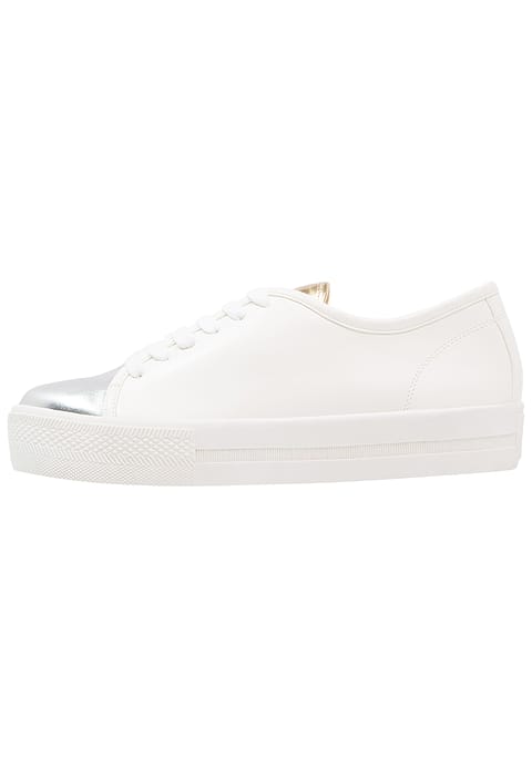 Sneakers από συνθετικό δέρμα με μεταλλικές λεπτομέρειες και ψηλή σόλα CH2440-226