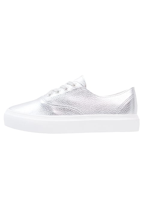 Αθλητικά πάνινα με μεταλλική όψη κορδόνια και επίπεδη σόλα CH2455-6