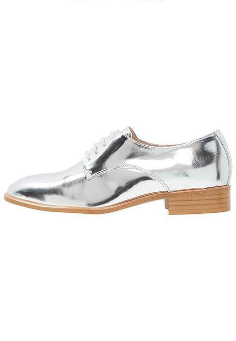 Smart casual δερμάτινα παπούτσια με γυαλιστερή όψη, κορδόνια και λεπτή σόλα CH2499-6
